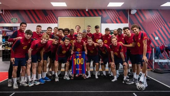 世体：奥尔莫对巴黎迎百场里程碑，今日训练时收到纪念球衣